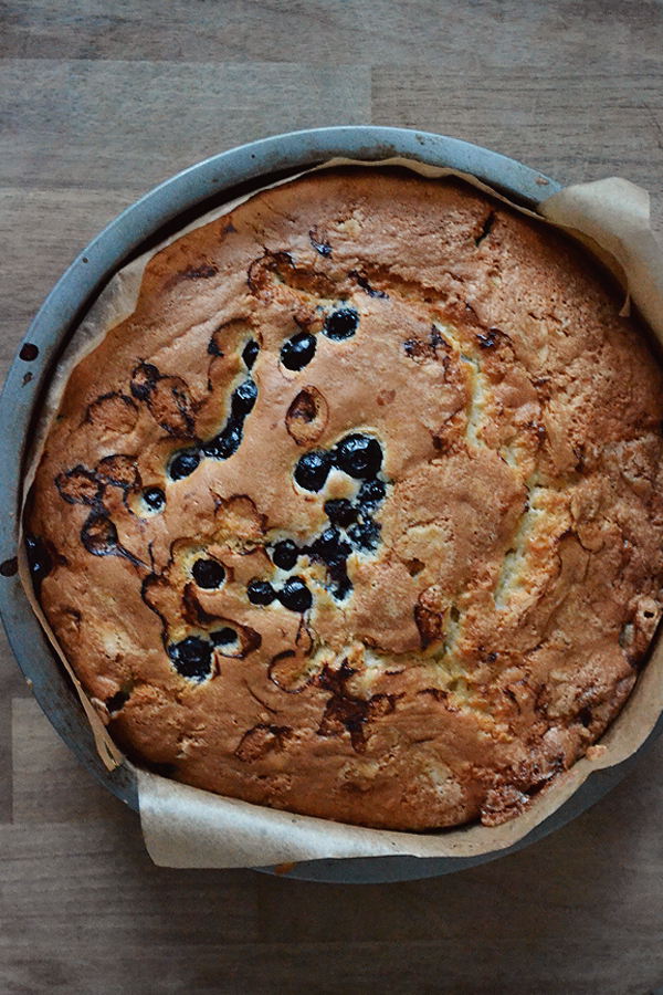 handmade cake ideas for a wedding blueberry, lemon and mint drizzle cake