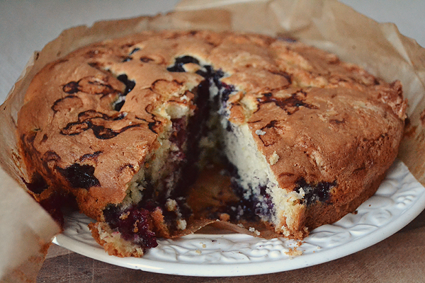 handmade cake ideas for a wedding blueberry, lemon and mint drizzle cake