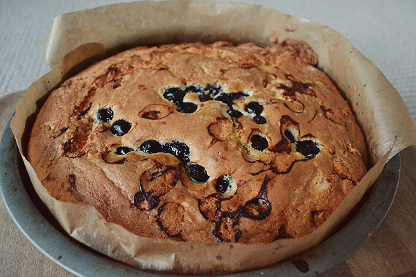 handmade cake ideas for a wedding blueberry, lemon and mint drizzle cake