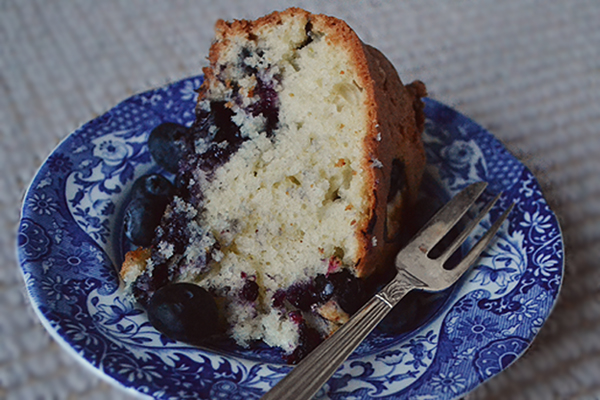 handmade cake ideas for a wedding blueberry, lemon and mint drizzle cake